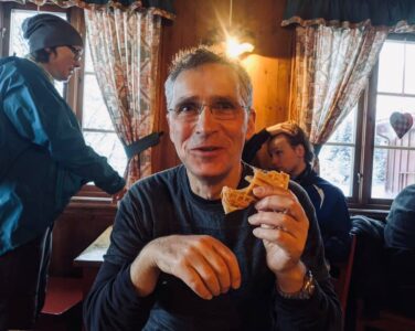 Jens Stoltenberg spiser vafler i Nordmarka, 26. desember 2019. (Foto: Presse.)