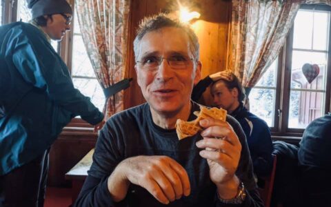Jens Stoltenberg spiser vafler i Nordmarka, 26. desember 2019. (Foto: Presse.)