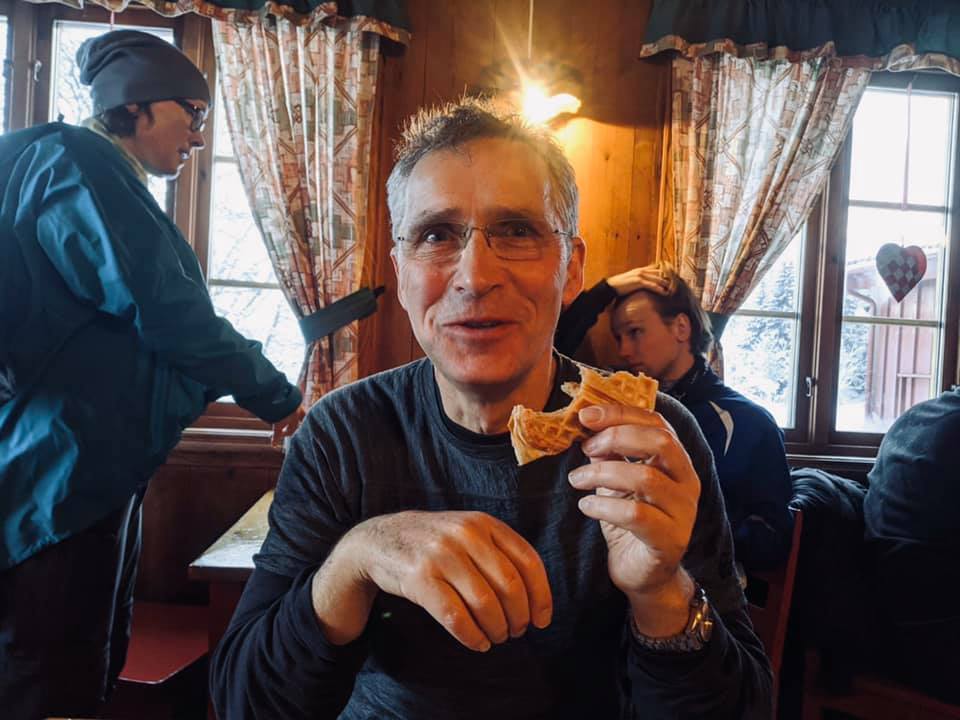 Jens Stoltenberg spiser vafler i Nordmarka, 26. desember 2019. (Foto: Presse.)