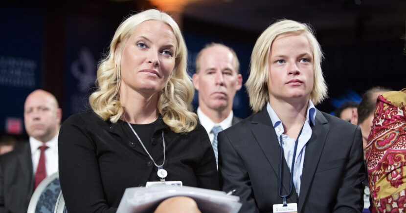 Kronprinsesse Mette-Marit var i New York for å delta på et toppmøte for å løse verdensproblemer. Med seg til å hjelpe hadde hun sønnen Marius Borg Høiby på 15 år. Bildet er fra møtet. (Foto: Pontus Höök/NTB.)