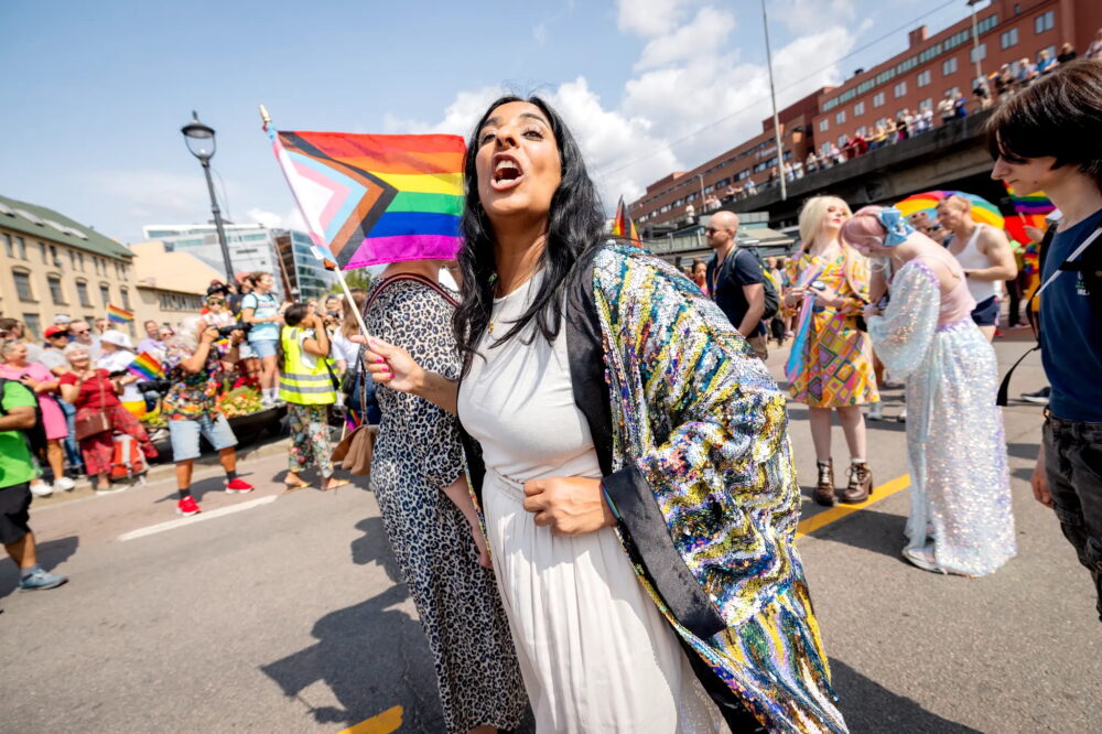 Kultur- og likestillingsminister Lubna Jaffery (AP) markerer Pride. (Foto: NTB.)