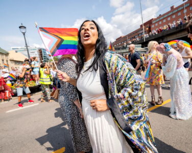 Kultur- og likestillingsminister Lubna Jaffery (AP) markerer Pride. (Foto: NTB.)