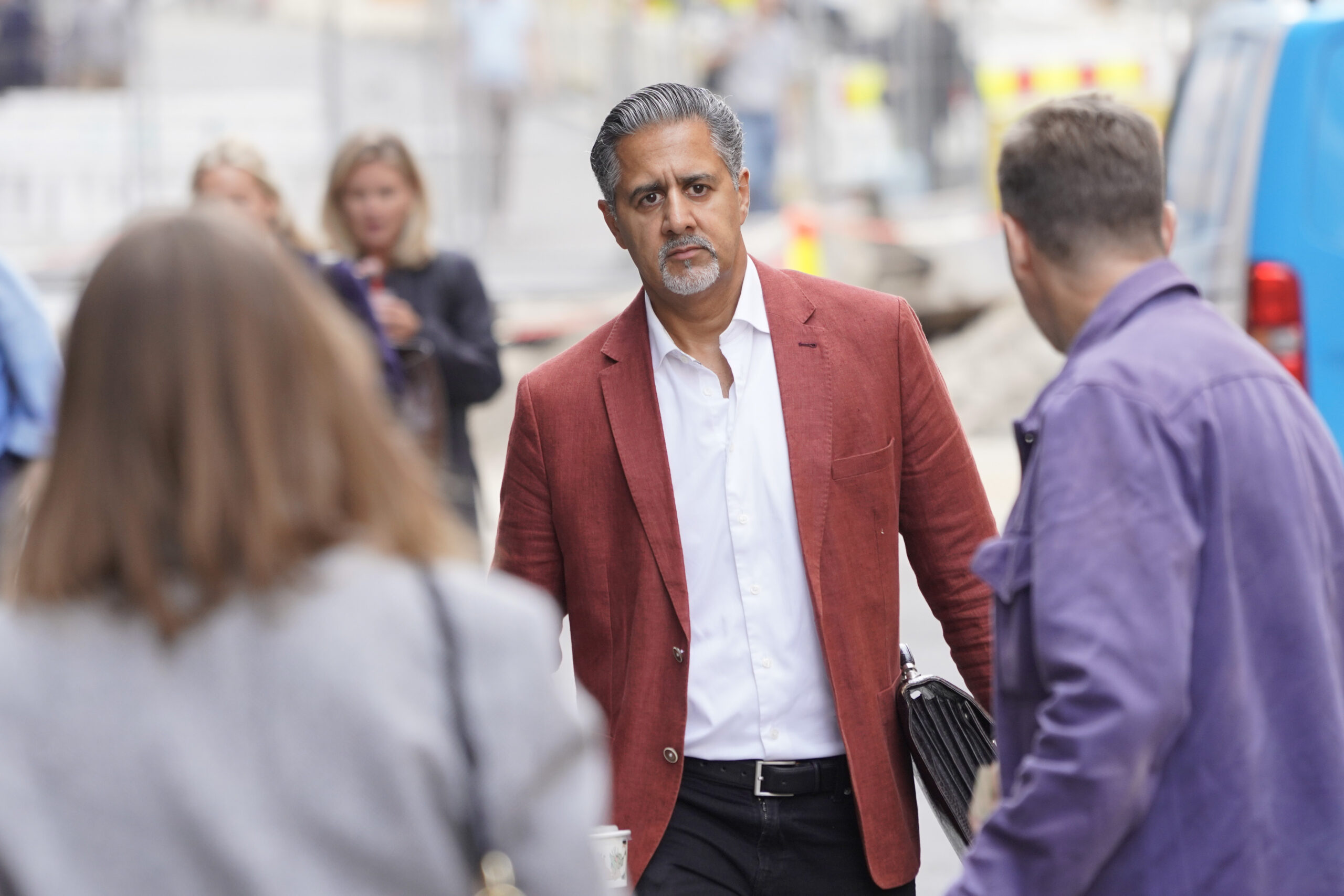 Oslo 20250909. Abid Q Raja på vei til møte. Venstre har sentralstyremøte der de oppsummerer valget.(Foto: Ole Berg-Rusten/NTB.)