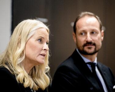 Oslo 20241008. Kronprins Haakon og kronprinsesse Mette-Marit på Nic Waals Institutt i anledning Verdensdagen for psykisk helse. (Foto: Stian Lysberg Solum/NTB.)