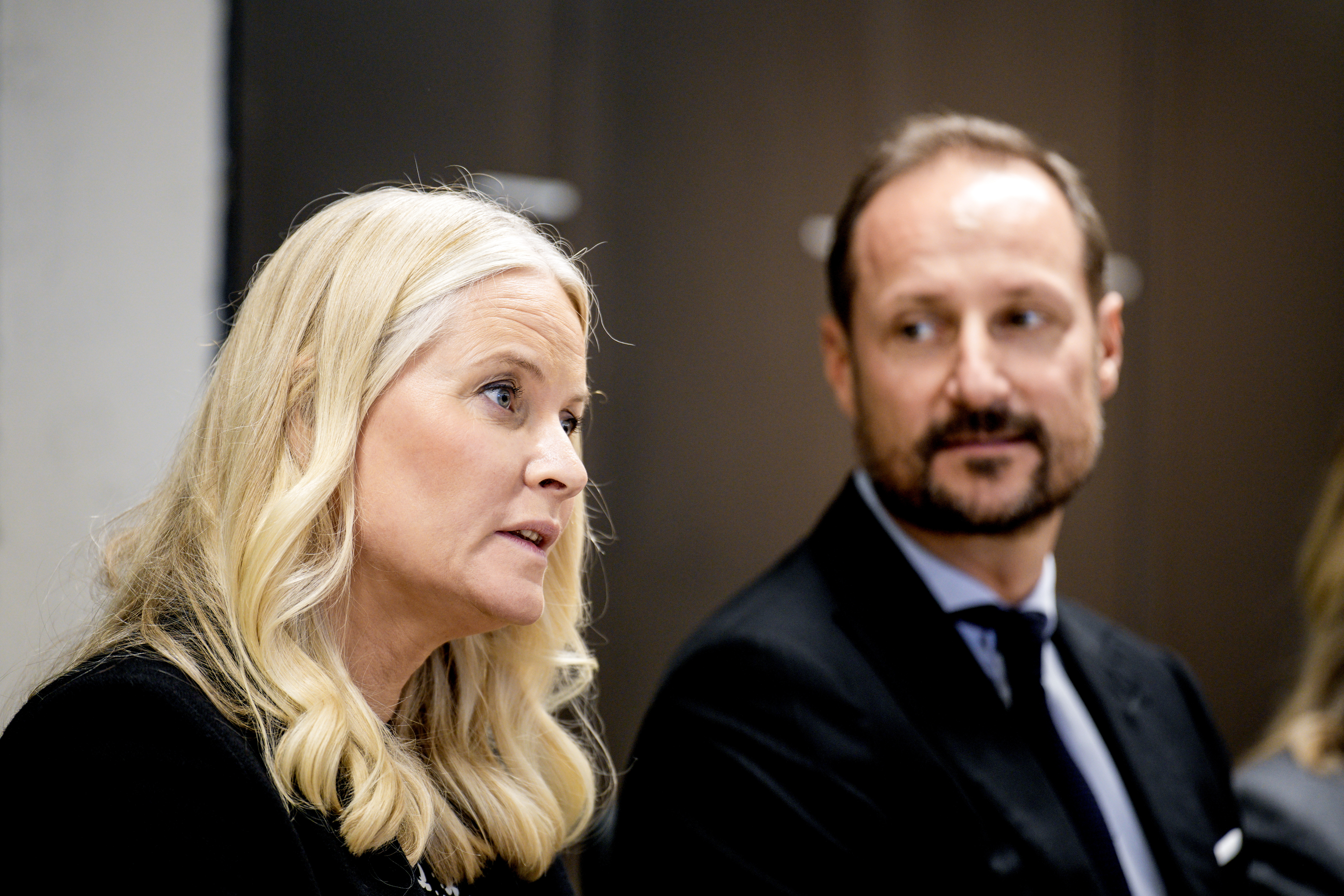 Oslo 20241008. Kronprins Haakon og kronprinsesse Mette-Marit på Nic Waals Institutt i anledning Verdensdagen for psykisk helse. (Foto: Stian Lysberg Solum/NTB.)