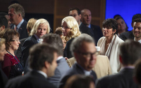 New York, USA 20120923. Marius Borg Høiby (f.v.), kronprinsesse Mette-Marit og Ghislaine Maxwell på Opening Session av Clinton Global Initiative i New York 23. September 2012. (Foto: Pontus Höök/NTB.)