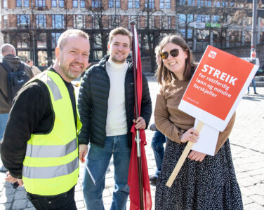 Oslo 20230418. Rådgiver i LO Jonas Bals (t.v), generalsekretær i AUF og Leder for AUF Astrid Hoem under streikemarkeringen på Youngstorget i Oslo tirsdag. (Foto: Annika Byrde/NTB.)