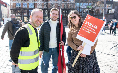 Oslo 20230418. Rådgiver i LO Jonas Bals (t.v), generalsekretær i AUF og Leder for AUF Astrid Hoem under streikemarkeringen på Youngstorget i Oslo tirsdag. (Foto: Annika Byrde/NTB.)