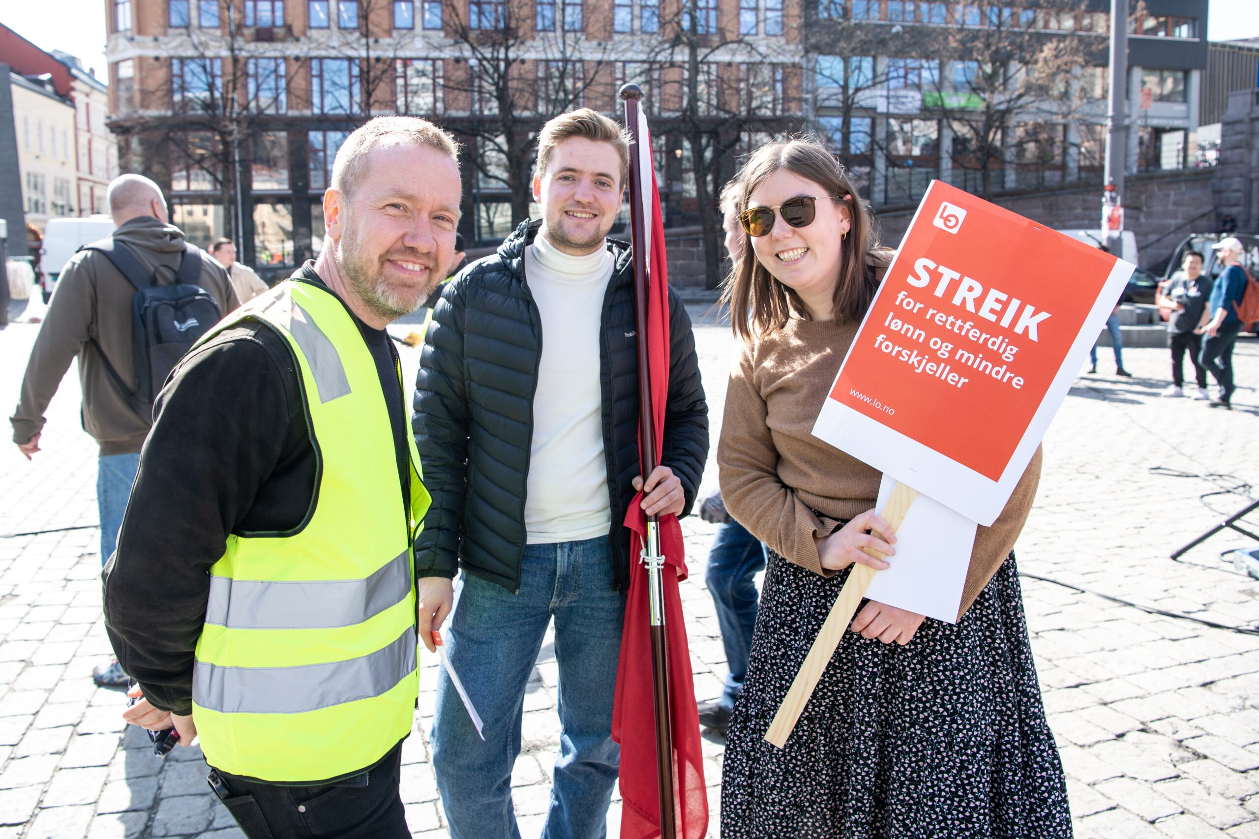 Oslo 20230418. Rådgiver i LO Jonas Bals (t.v), generalsekretær i AUF og Leder for AUF Astrid Hoem under streikemarkeringen på Youngstorget i Oslo tirsdag. (Foto: Annika Byrde/NTB.)