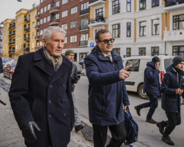 Oslo 20260212. Thorbjørn Jagland sammen sin advokat Anders Brosveet forlater boligen på Frogner mens Økokrim ransaker den. (Foto: Stian Lysberg Solum/NTB.)