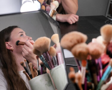 Jente sitter ved sminkebord Foto: Gorm Kallestad / NTB Modellklarert Barn og sminke påvirket av influensere