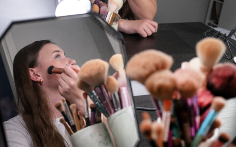 Jente sitter ved sminkebord Foto: Gorm Kallestad / NTB Modellklarert Barn og sminke påvirket av influensere