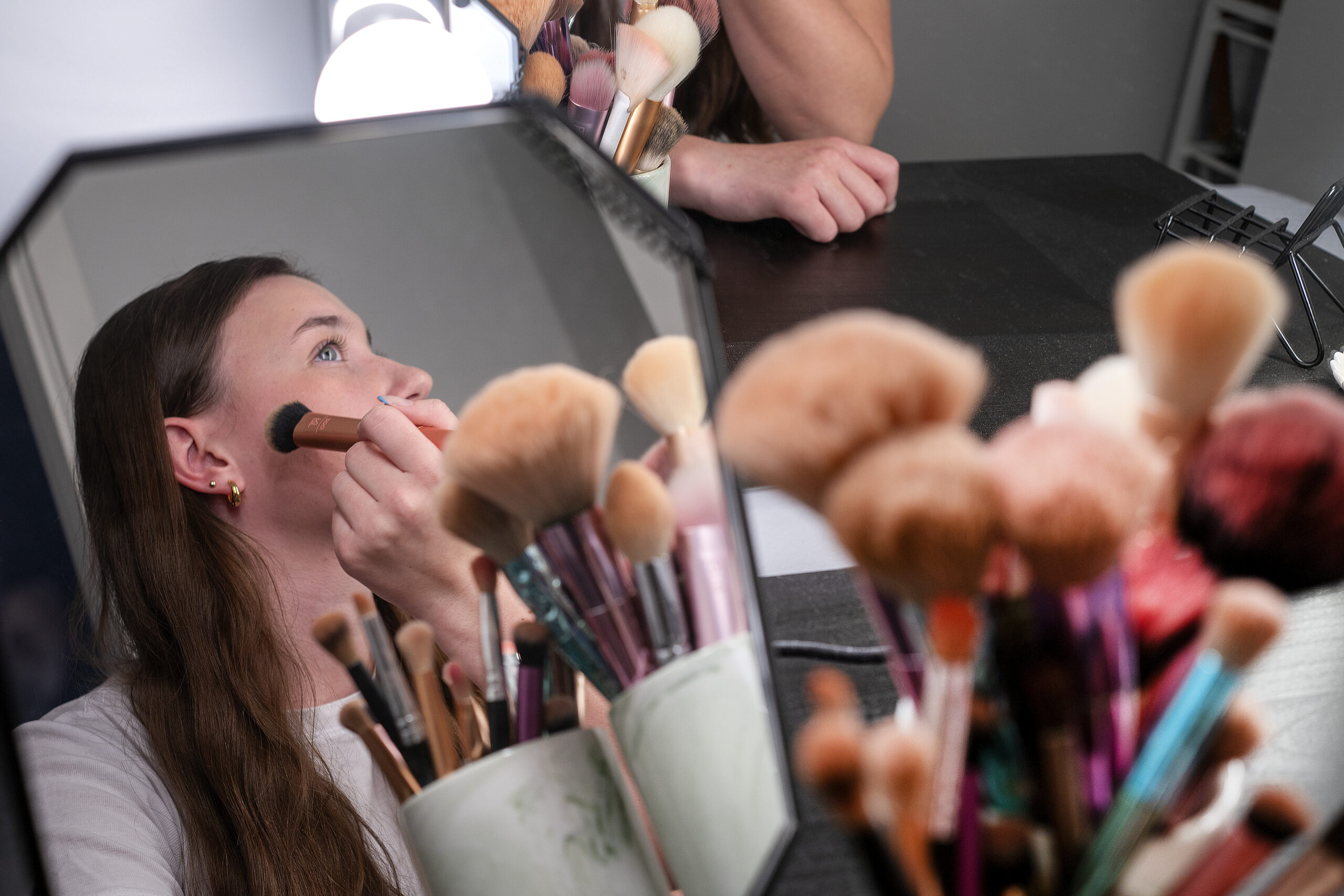 Jente sitter ved sminkebord Foto: Gorm Kallestad / NTB Modellklarert Barn og sminke påvirket av influensere