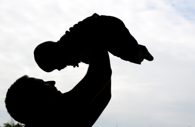 Silhuett av mann med sin lille datter. Enslig far. Alenefar. Aleneforeldre. Far og barn. Datter. Familieliv. Omsorg. Skilsmisse.Silhouette of a father with his daughter. Foto: Frank May / NTB NB! MODELLKLARERT