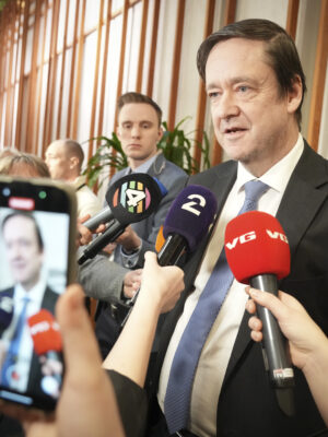 Advokat John Christian Elden snakker med pressen etter første dag av rettssaken mot Marius Borg Høiby som pågår i sal 250 i Oslo tingrett. Marius Borg Høiby (29) er tiltalt for totalt 38 hendelser, blant annet fire sovevoldtekter, mishandling, vold, trusler, skadeverk, oppbevaring og overlevering av marihuana, brudd på besøksforbud og brudd på veitrafikkloven. Han erkjenner delvis straffskyld for det som gjelder den ene fornærmede, «Frogner-kvinnen», og tiltaleposten om trusler. Han erkjenner også brudd på veitrafikkloven, besøksforbudet og narkotika-anklagen. Han nekter straffskyld for resten av tiltalen. Det er totalt sju fornærmede. (Foto: Ole Berg-Rusten / NTB/POOL.)