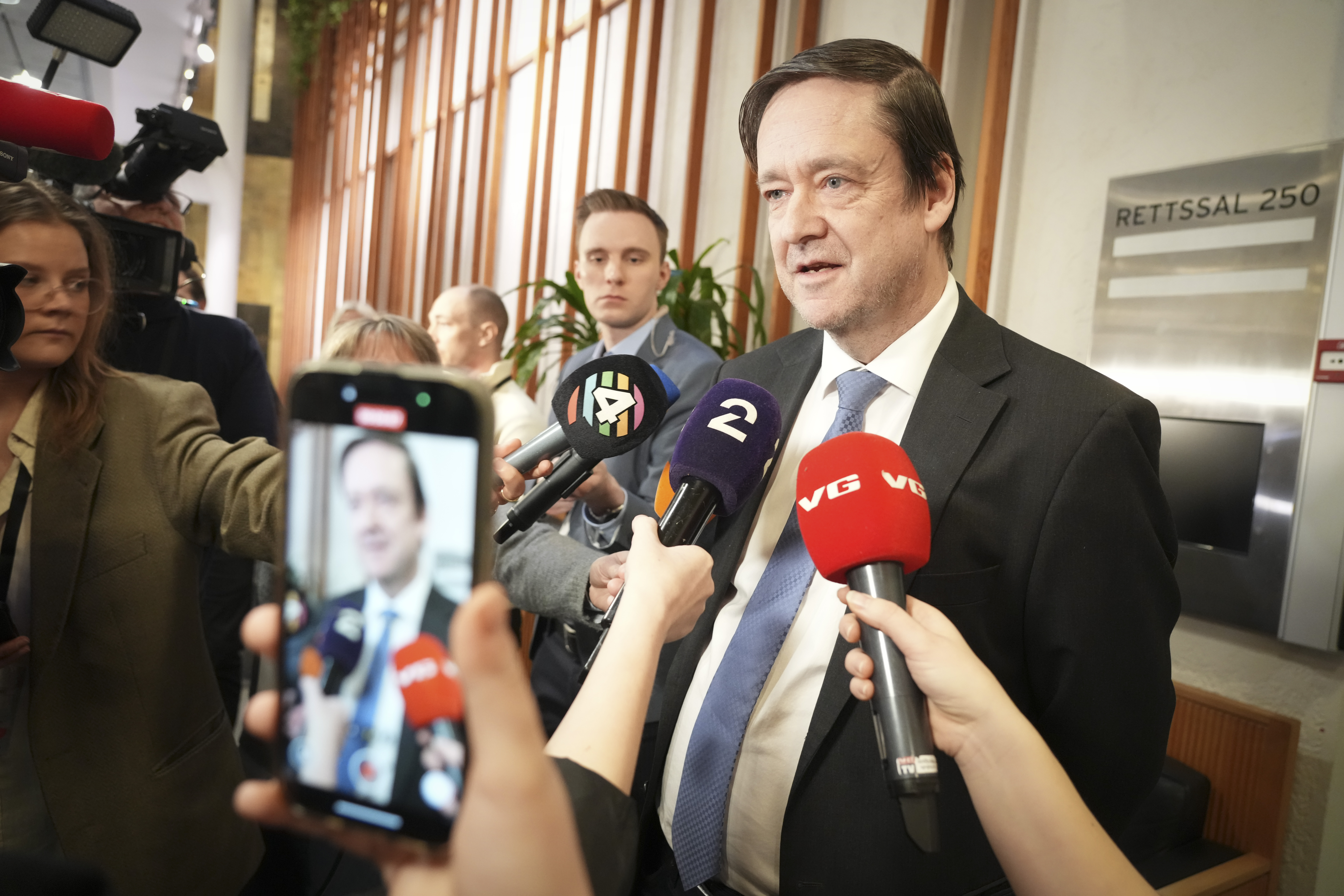 Advokat John Christian Elden snakker med pressen etter første dag av rettssaken mot Marius Borg Høiby som pågår i sal 250 i Oslo tingrett. Marius Borg Høiby (29) er tiltalt for totalt 38 hendelser, blant annet fire sovevoldtekter, mishandling, vold, trusler, skadeverk, oppbevaring og overlevering av marihuana, brudd på besøksforbud og brudd på veitrafikkloven. Han erkjenner delvis straffskyld for det som gjelder den ene fornærmede, «Frogner-kvinnen», og tiltaleposten om trusler. Han erkjenner også brudd på veitrafikkloven, besøksforbudet og narkotika-anklagen. Han nekter straffskyld for resten av tiltalen. Det er totalt sju fornærmede. (Foto: Ole Berg-Rusten / NTB/POOL.)