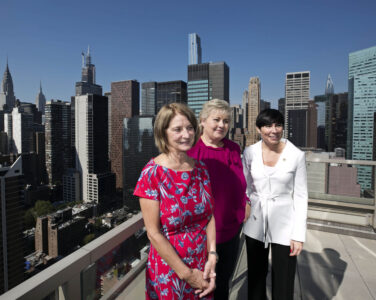 Daværende statsminister Erna Solberg og utenriksminister Ine Marie Eriksen Søreide på besøk hos FN-ambassadør Mona Juul i New York. (Foto: Pontus Höök/NTB.)