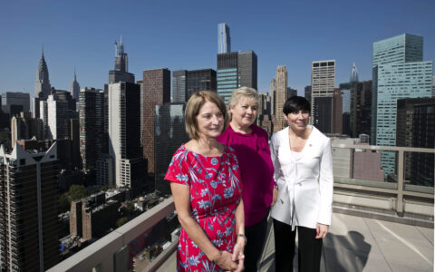 Daværende statsminister Erna Solberg og utenriksminister Ine Marie Eriksen Søreide på besøk hos FN-ambassadør Mona Juul i New York. (Foto: Pontus Höök/NTB.)