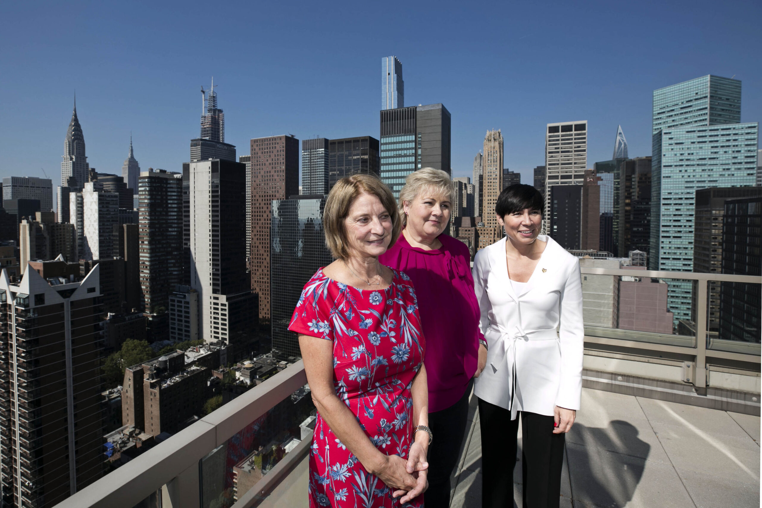 Daværende statsminister Erna Solberg og utenriksminister Ine Marie Eriksen Søreide på besøk hos FN-ambassadør Mona Juul i New York. (Foto: Pontus Höök/NTB.)