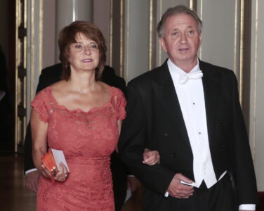 aOslo 20140512. Mona Juul og Terje Rød-Larsen i starten av gallamiddagen på Slottet. Kong Harald holder gallafest på Slottet i Oslo for Israels president Shimon Peres i forbindelse med statsbesøket mandag kveld. (Foto: Lise Åserud/NTB.)