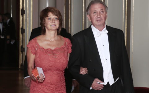 aOslo 20140512. Mona Juul og Terje Rød-Larsen i starten av gallamiddagen på Slottet. Kong Harald holder gallafest på Slottet i Oslo for Israels president Shimon Peres i forbindelse med statsbesøket mandag kveld. (Foto: Lise Åserud/NTB.)