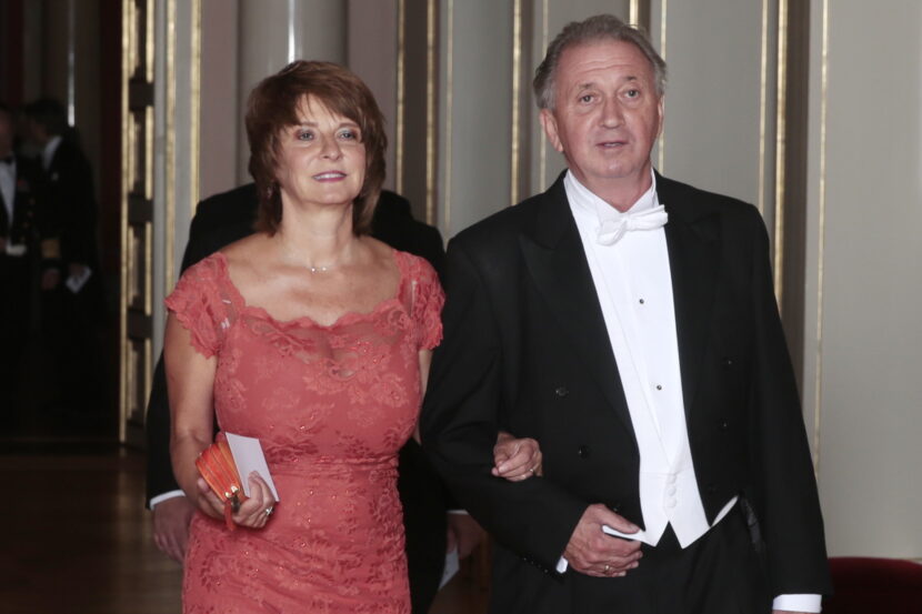 aOslo 20140512. Mona Juul og Terje Rød-Larsen i starten av gallamiddagen på Slottet. Kong Harald holder gallafest på Slottet i Oslo for Israels president Shimon Peres i forbindelse med statsbesøket mandag kveld. (Foto: Lise Åserud/NTB.)