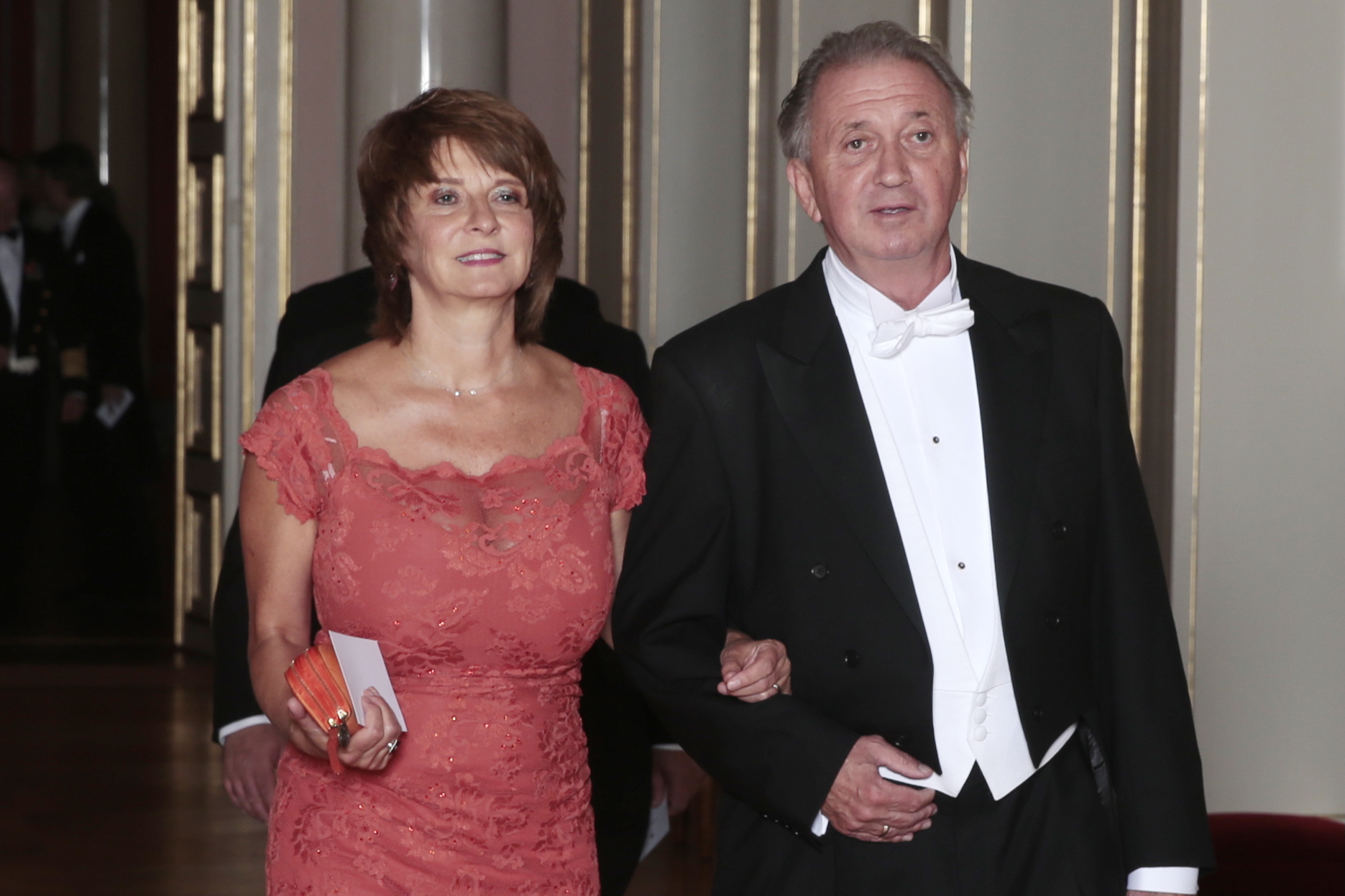 aOslo 20140512. Mona Juul og Terje Rød-Larsen i starten av gallamiddagen på Slottet. Kong Harald holder gallafest på Slottet i Oslo for Israels president Shimon Peres i forbindelse med statsbesøket mandag kveld. (Foto: Lise Åserud/NTB.)