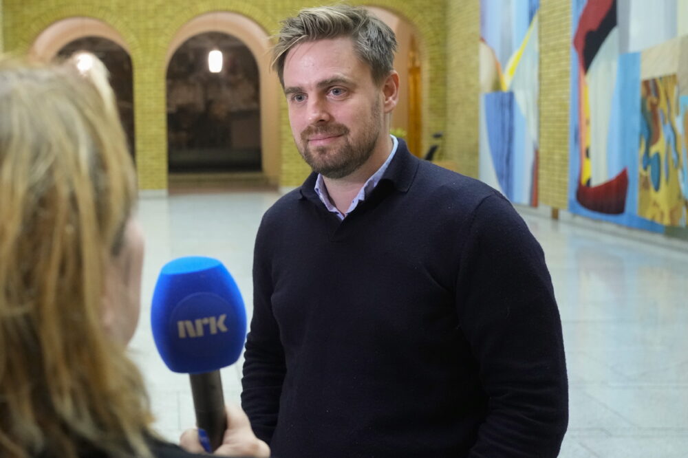 Oslo 20251124. MDGs Eivind Trædal etter møte. MDG kalte inn sentralstyret til krisemøte om budsjettforhandlingene på Stortinget ved Vandrehallen. (Foto: Javad Parsa/NTB.)