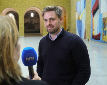 Oslo 20251124. MDGs Eivind Trædal etter møte. MDG kalte inn sentralstyret til krisemøte om budsjettforhandlingene på Stortinget ved Vandrehallen. (Foto: Javad Parsa/NTB.)