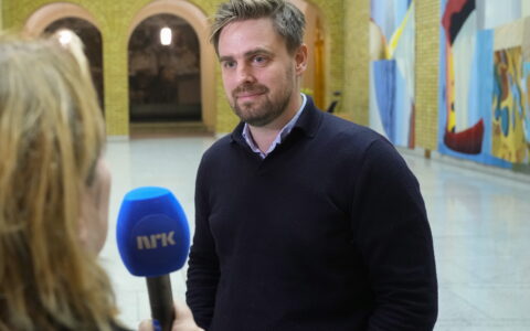 Oslo 20251124. MDGs Eivind Trædal etter møte. MDG kalte inn sentralstyret til krisemøte om budsjettforhandlingene på Stortinget ved Vandrehallen. (Foto: Javad Parsa/NTB.)