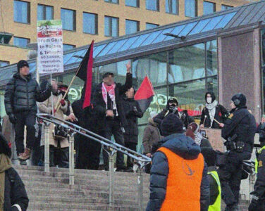 Propalestinere roper og viser fingeren mot Iran-demonstrantene på Jernbanetorget. (Foto: Privat.)