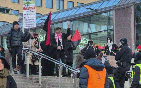 Propalestinere roper og viser fingeren mot Iran-demonstrantene på Jernbanetorget. (Foto: Privat.)