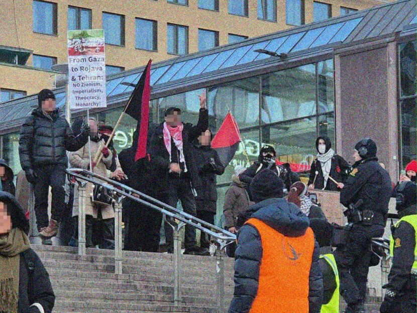 Propalestinere roper og viser fingeren mot Iran-demonstrantene på Jernbanetorget. (Foto: Privat.)