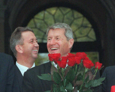 Terje Rød-Larsen og Torbjørn Jagland ble regjeringskolleger i 1996. Senere ble begge en del av nettverket til overgrepsdømte Jeffrey Epstein. (Foto: Terje Bendiksby/NTB.)