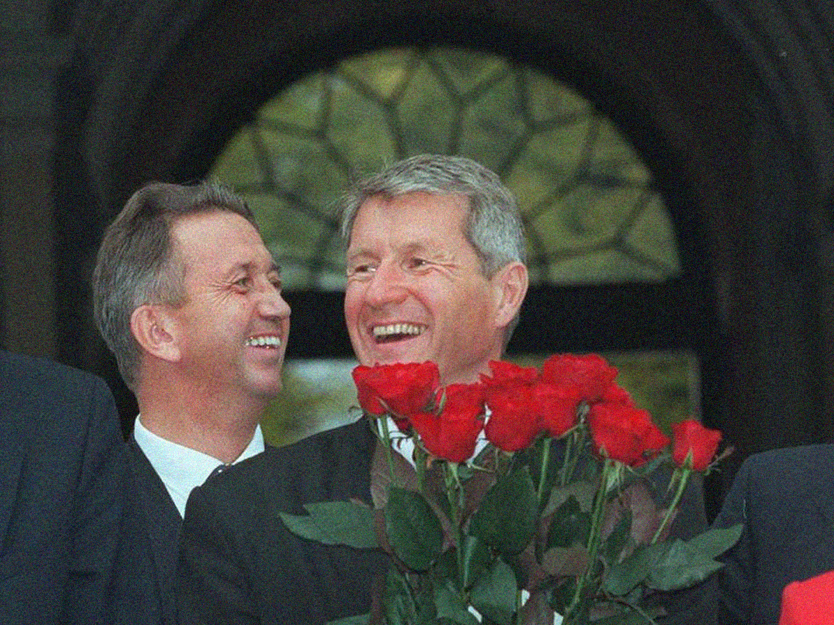 Terje Rød-Larsen og Torbjørn Jagland ble regjeringskolleger i 1996. Senere ble begge en del av nettverket til overgrepsdømte Jeffrey Epstein. (Foto: Terje Bendiksby/NTB.)