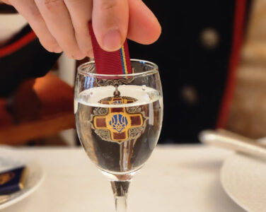 Mikkel Dobloug er tildelt Den ukrainske fortjenestemedaljen. (Foto: Ukrainas frihetshjelp.)