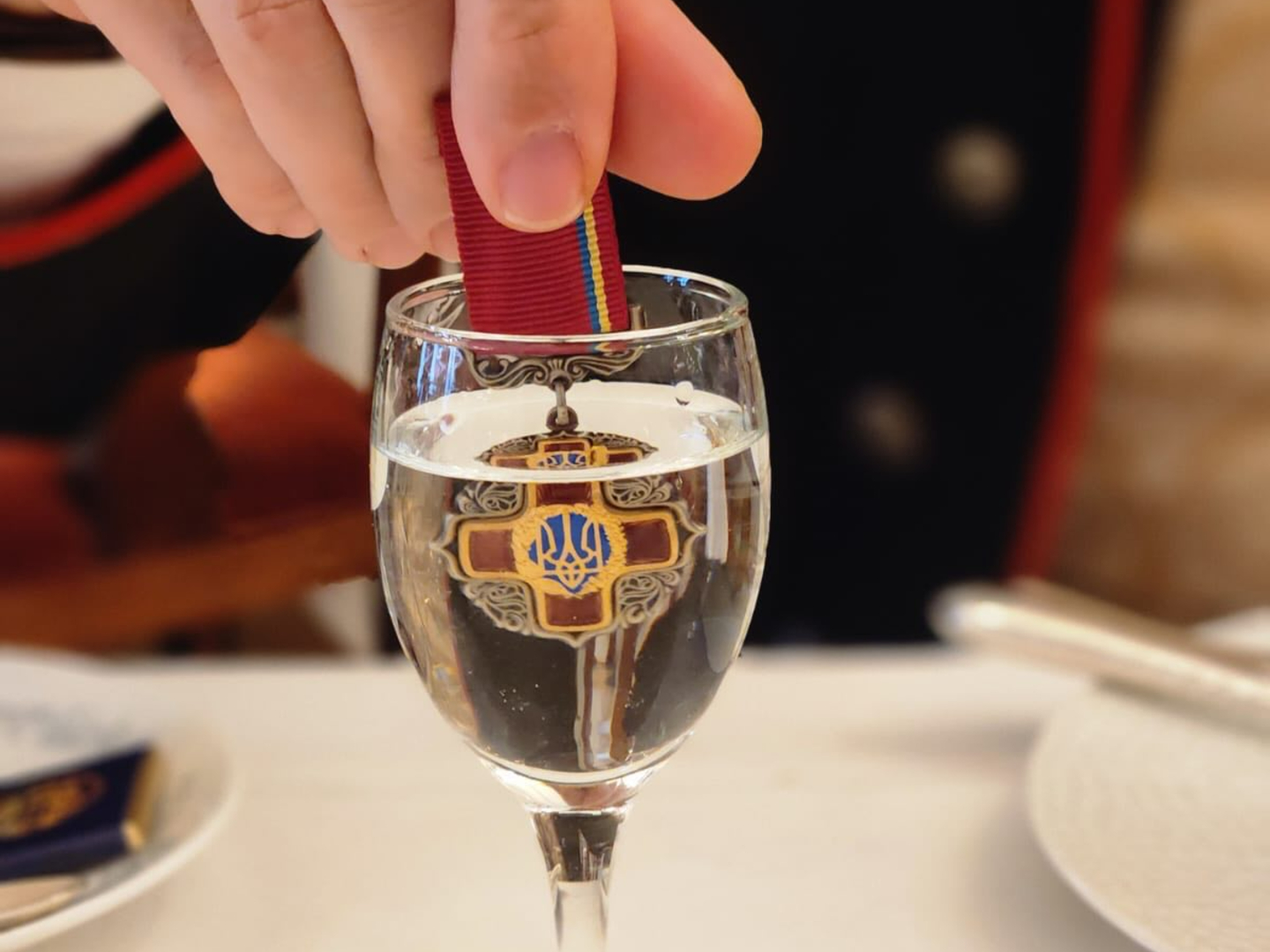 Mikkel Dobloug er tildelt Den ukrainske fortjenestemedaljen. (Foto: Ukrainas frihetshjelp.)