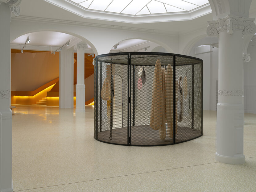 Louise Bourgeois, Peaux de lapins, chiffons ferrailles à vendre, 2006.Collection The Easton Foundation, New York. © The Easton Foundation/VAGA at ARS/ BONO, Oslo 2026 Photo: Uli Holz / PoMo, Trondheim 