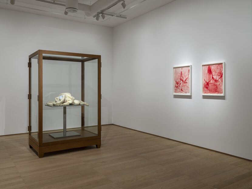 Installation view, Louise Bourgeois – Echo of the Morning, PoMo, Trondheim, 2026. © The Easton Foundation/VAGA at ARS/ BONO, Oslo 2026 Photo: Uli Holz / PoMo, Trondheim Left to right Louise Bourgeois, Child Devoured by Kisses, 1999. Private Collection c/o Xavier Hufkens Gallery, Brussels. Louise Bourgeois, The Feeding, 2007. Collection The Easton Foundation, New York. 