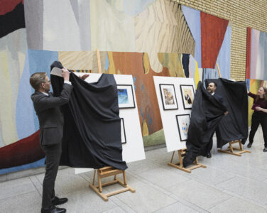 Avduking av karikaturutstilling 18. mars 2026 (Foto: Peter Mydske/Stortinget.)