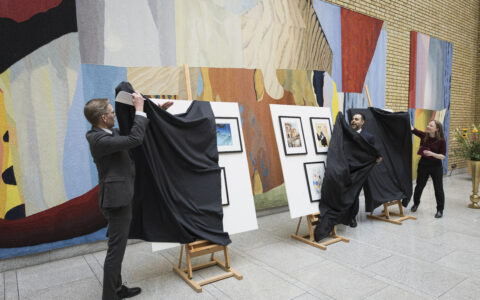 Avduking av karikaturutstilling 18. mars 2026 (Foto: Peter Mydske/Stortinget.)