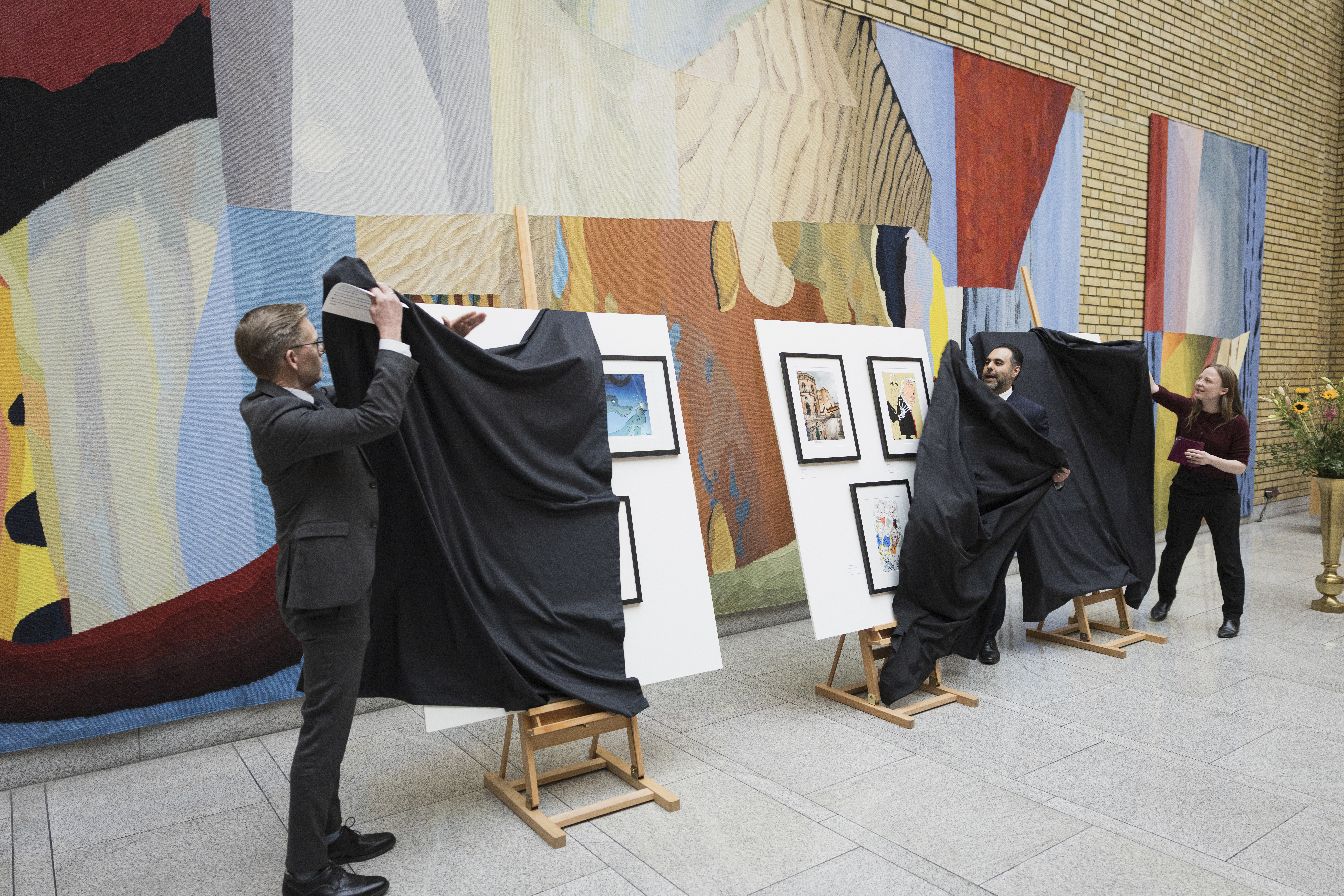 Avduking av karikaturutstilling 18. mars 2026 (Foto: Peter Mydske/Stortinget.)