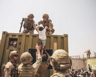 Amerikanske Marines forbereder seg på å evakuere Hamid Karzai International Airport i Kabul, Afghanistan i 2021. (Foto: Det amerikanske forsvarsdepartementet.)