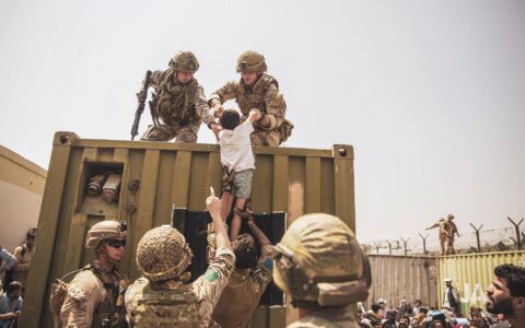 Amerikanske Marines forbereder seg på å evakuere Hamid Karzai International Airport i Kabul, Afghanistan i 2021. (Foto: Det amerikanske forsvarsdepartementet.)