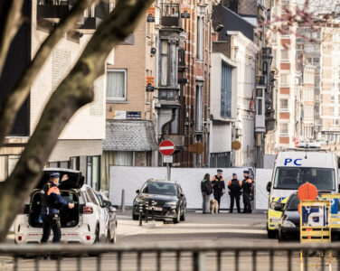 Det belgiske politiet har sperret av et område i Liege etter en eksplosjon ved synagogen. (Foto: Valentin Bianchi/AP.)