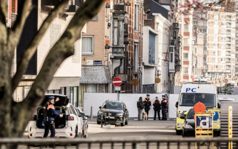 Det belgiske politiet har sperret av et område i Liege etter en eksplosjon ved synagogen. (Foto: Valentin Bianchi/AP.)