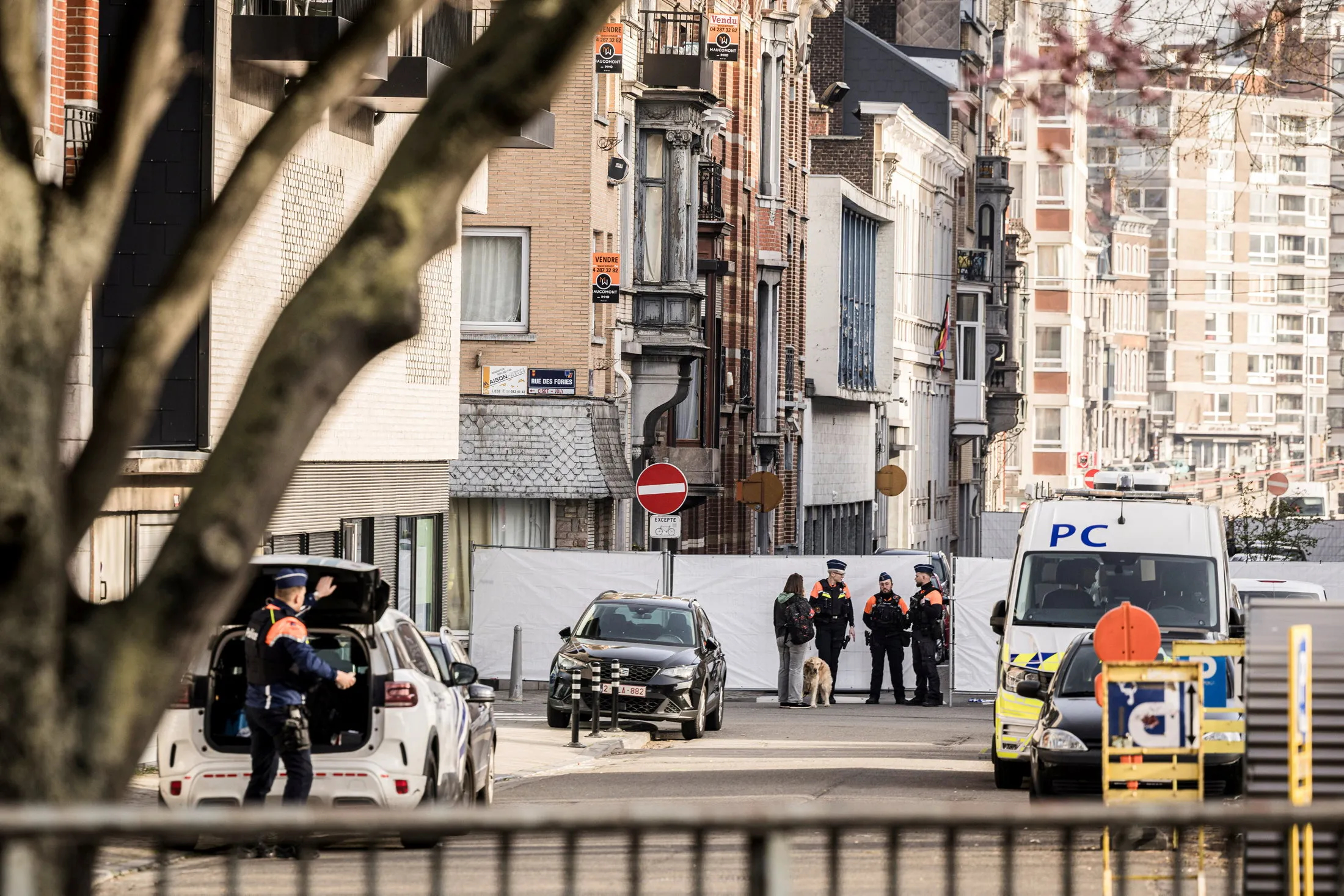 Det belgiske politiet har sperret av et område i Liege etter en eksplosjon ved synagogen. (Foto: Valentin Bianchi/AP.)