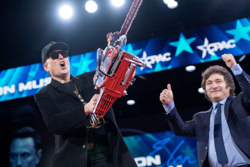 Elon Musk og Argentinas president, Javier Milei, var først ute med motorsagen for å signalisere kutt i offentlige budsjetter. Mímir Kristjánsson har latt seg inspirere.