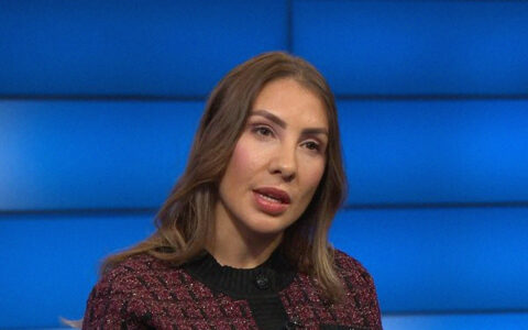 En av de mest profilerte Epstein-anklagerne, Marina Lacerda, tok turen til «Debatten» på NRK, der hun anklaget den avdøde seksualforbryteren Jeffrey Epstein for voldtekt. (Skjermbilde.)