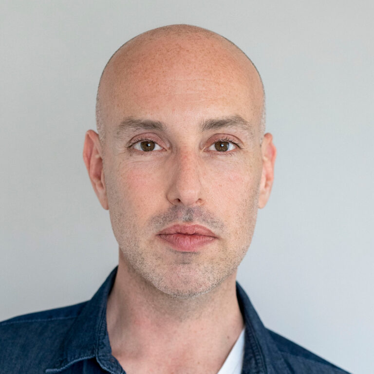 Mangeårig Eurovision-veteran og forfatter Alon Amir. (Foto: Privat.)